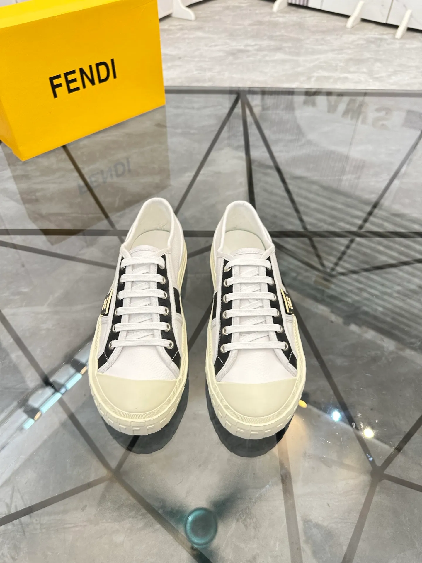 Selling men's shoes 💰: 💰P440¥ Product trademark: Fendi* "Fendi*" low-top casual shoes Regular size: 38-44 (can be customized to 45) Product materials: imported cowhide upper, sheepskin lining, original outsole. No.:6735